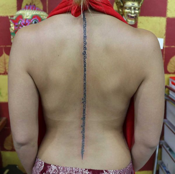 Sak-Yant-single-text-line-back-Tattoo rrrrr